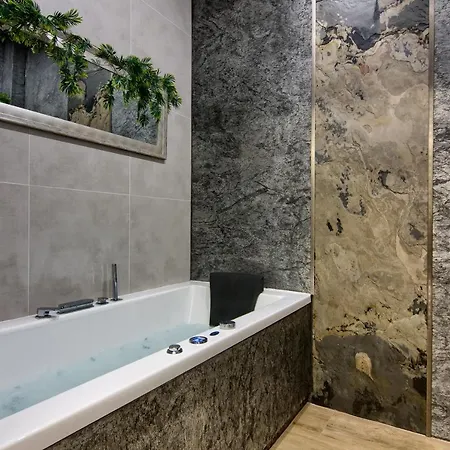 Apartment Silver Shine Jacuzzi